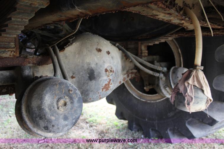 image for item L2398 1999 International 4900 Loral 2700 applicator truck