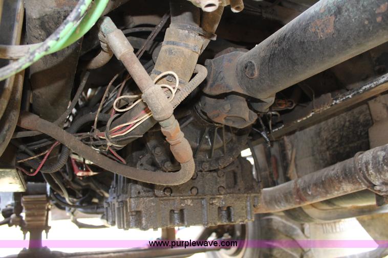 image for item L2398 1999 International 4900 Loral 2700 applicator truck