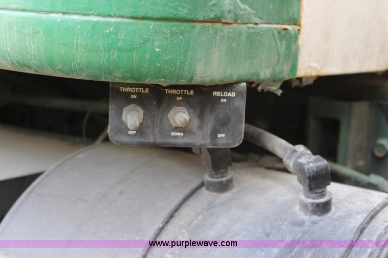 image for item L2398 1999 International 4900 Loral 2700 applicator truck