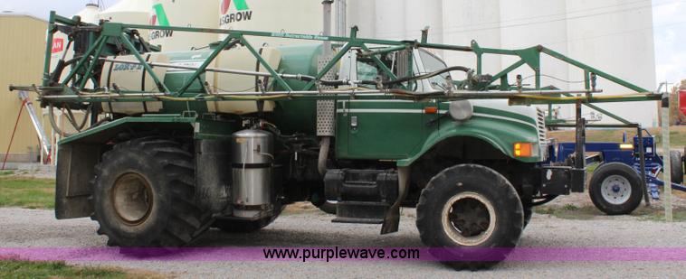 image for item L2399 1991 International 4900 Loral LIQUI-Max applicator truck