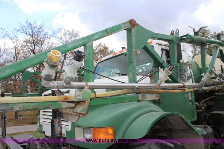 image for item L2399 1991 International 4900 Loral LIQUI-Max applicator truck