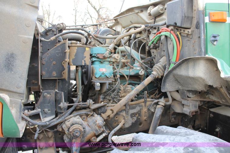 image for item L2399 1991 International 4900 Loral LIQUI-Max applicator truck