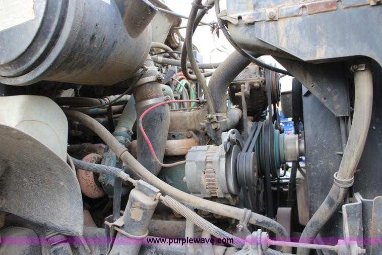 image for item L2399 1991 International 4900 Loral LIQUI-Max applicator truck