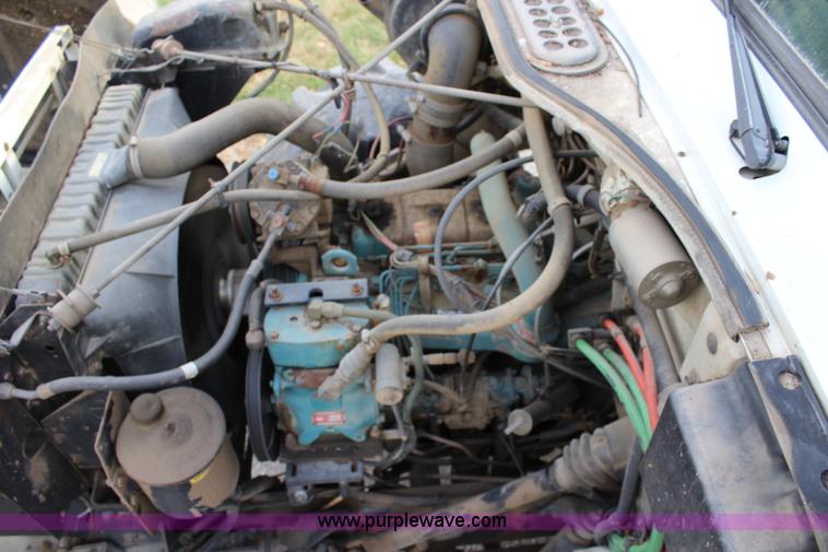 image for item L2399 1991 International 4900 Loral LIQUI-Max applicator truck