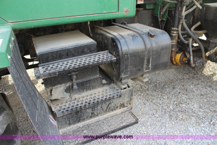 image for item L2399 1991 International 4900 Loral LIQUI-Max applicator truck