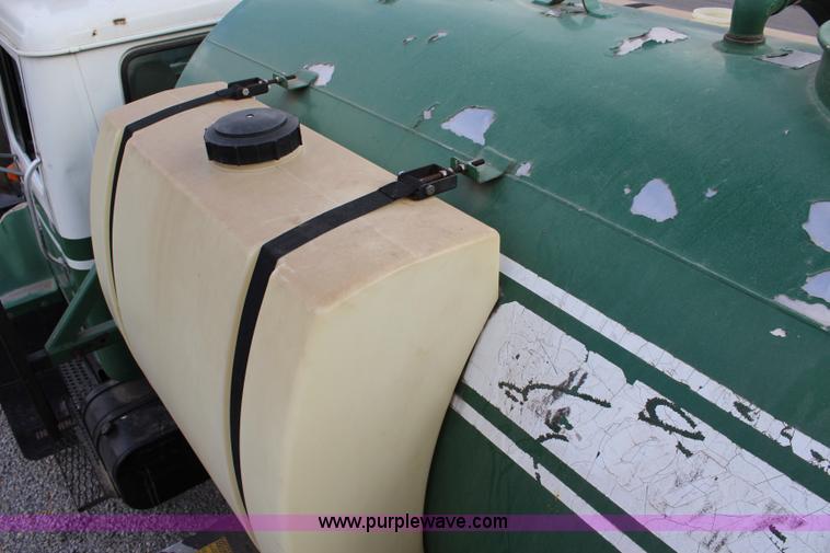 image for item L2399 1991 International 4900 Loral LIQUI-Max applicator truck