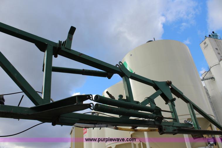 image for item L2399 1991 International 4900 Loral LIQUI-Max applicator truck