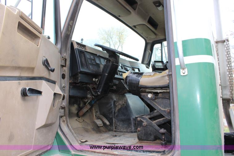 image for item L2399 1991 International 4900 Loral LIQUI-Max applicator truck