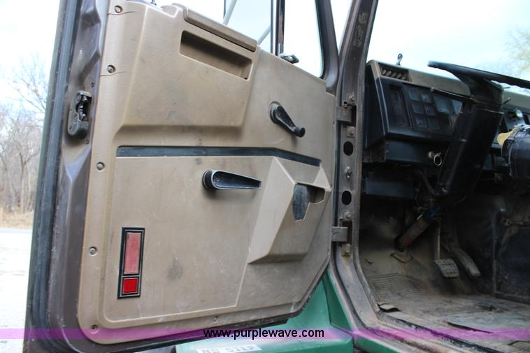 image for item L2399 1991 International 4900 Loral LIQUI-Max applicator truck