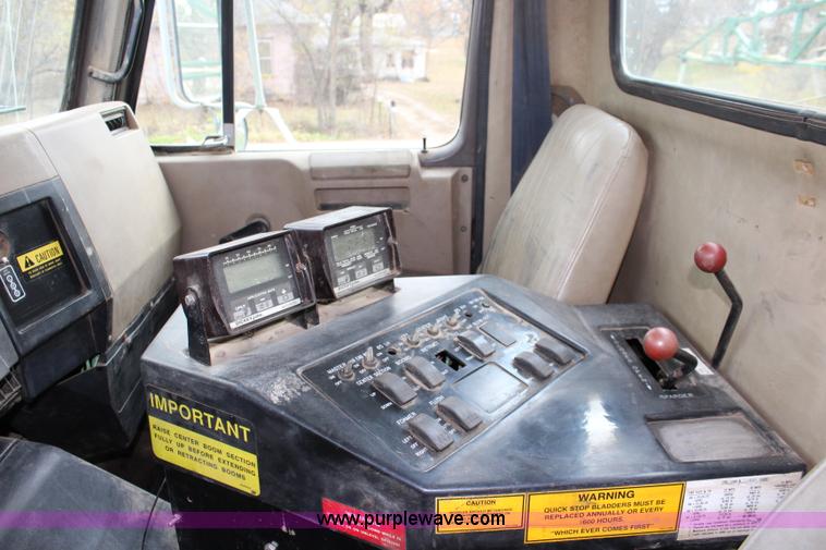 image for item L2399 1991 International 4900 Loral LIQUI-Max applicator truck