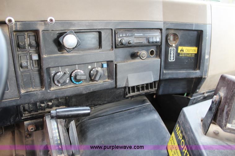 image for item L2399 1991 International 4900 Loral LIQUI-Max applicator truck