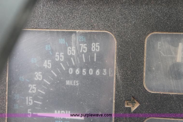 image for item L2399 1991 International 4900 Loral LIQUI-Max applicator truck