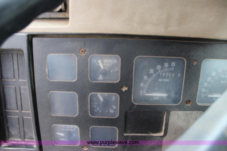 image for item L2399 1991 International 4900 Loral LIQUI-Max applicator truck