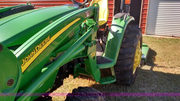 image for item L6024 2006 John Deere 4520 compact utility tractor
