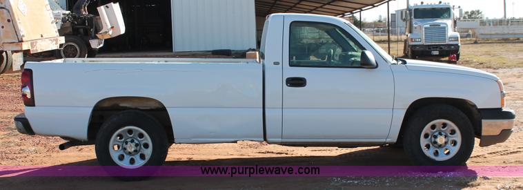 image for item H8033 2005 Chevrolet Silverado 1500 pickup truck