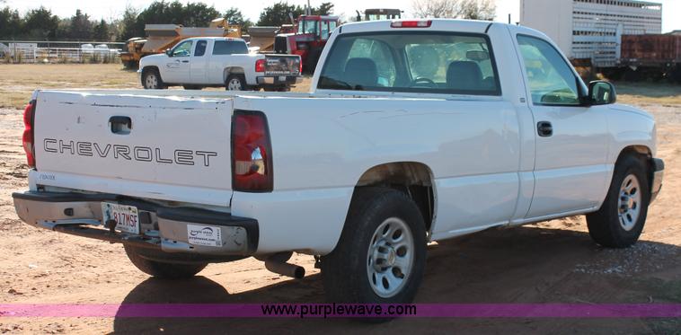 image for item H8033 2005 Chevrolet Silverado 1500 pickup truck