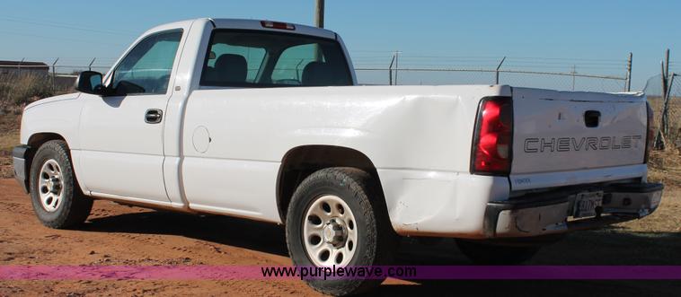 image for item H8033 2005 Chevrolet Silverado 1500 pickup truck