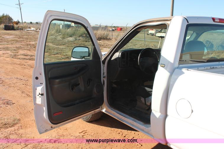 image for item H8033 2005 Chevrolet Silverado 1500 pickup truck