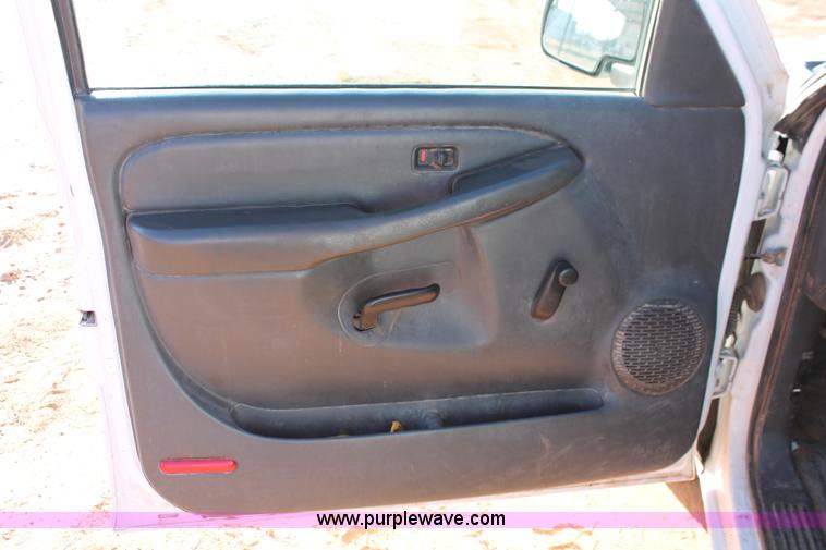 image for item H8033 2005 Chevrolet Silverado 1500 pickup truck