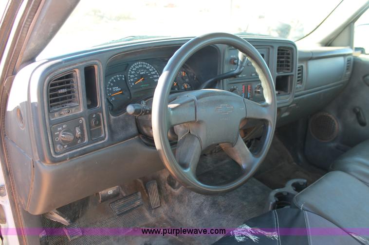 image for item H8033 2005 Chevrolet Silverado 1500 pickup truck