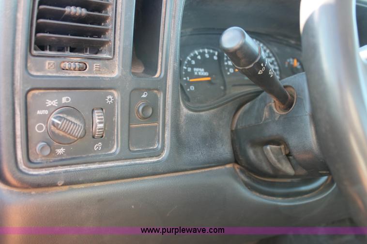 image for item H8033 2005 Chevrolet Silverado 1500 pickup truck