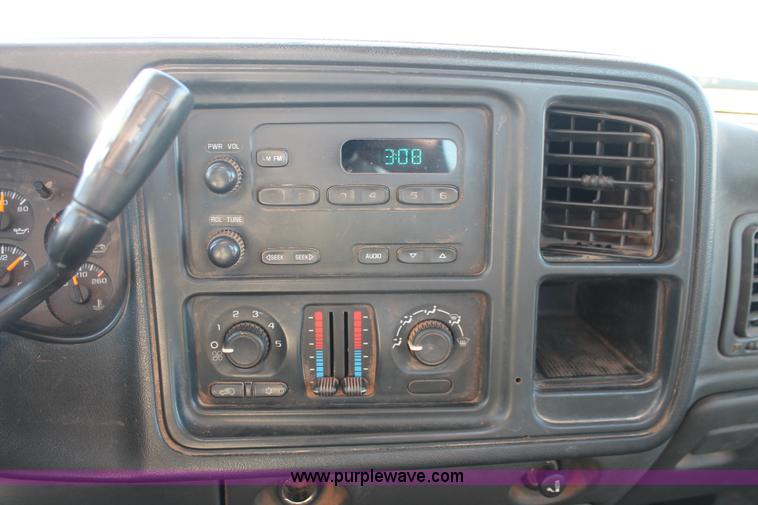 image for item H8033 2005 Chevrolet Silverado 1500 pickup truck