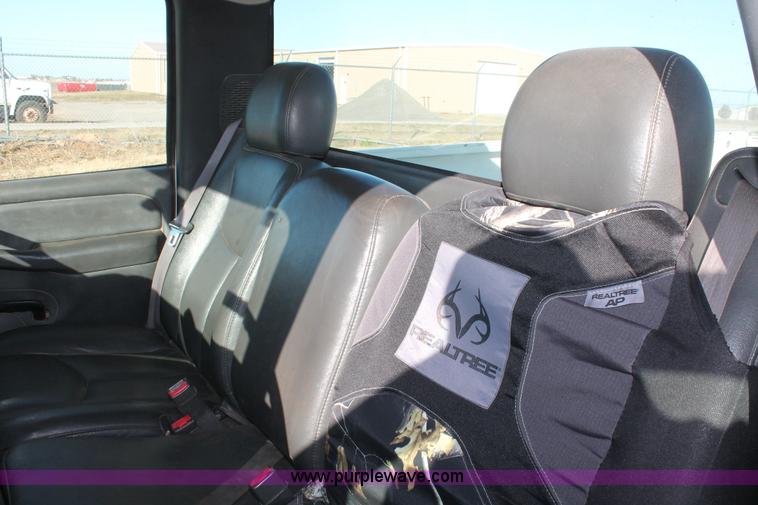 image for item H8033 2005 Chevrolet Silverado 1500 pickup truck