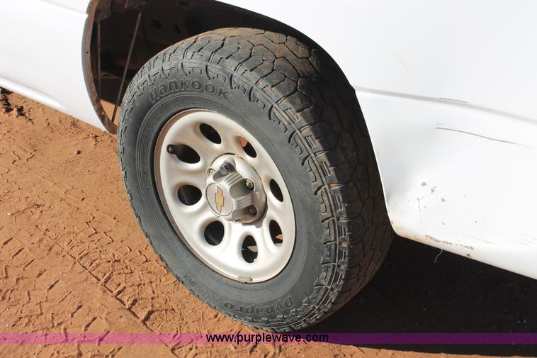 image for item H8033 2005 Chevrolet Silverado 1500 pickup truck