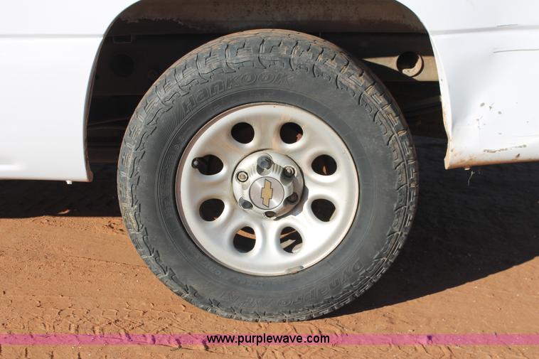 image for item H8033 2005 Chevrolet Silverado 1500 pickup truck
