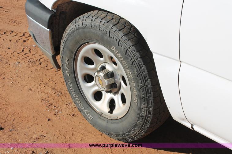 image for item H8033 2005 Chevrolet Silverado 1500 pickup truck