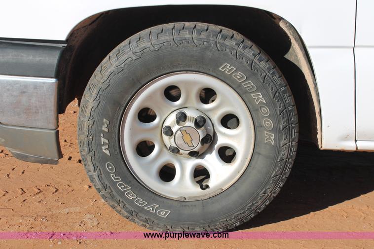 image for item H8033 2005 Chevrolet Silverado 1500 pickup truck