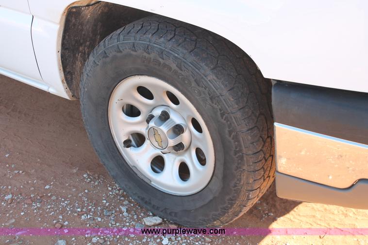 image for item H8033 2005 Chevrolet Silverado 1500 pickup truck