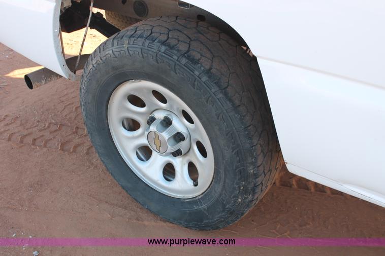 image for item H8033 2005 Chevrolet Silverado 1500 pickup truck