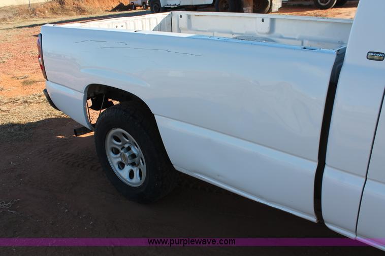 image for item H8033 2005 Chevrolet Silverado 1500 pickup truck