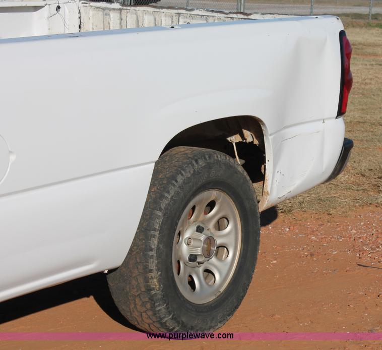 image for item H8033 2005 Chevrolet Silverado 1500 pickup truck