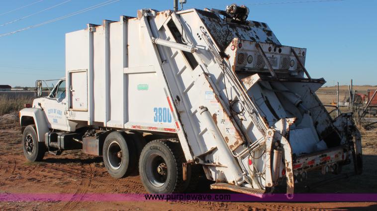 image for item H8036 1991 Ford F800 refuse truck