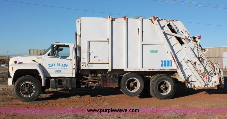 image for item H8036 1991 Ford F800 refuse truck