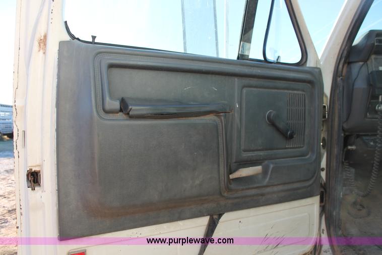 image for item H8036 1991 Ford F800 refuse truck