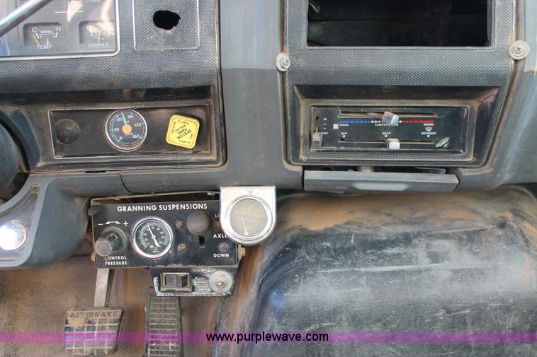 image for item H8036 1991 Ford F800 refuse truck