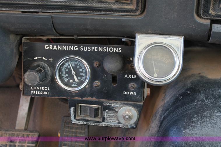 image for item H8036 1991 Ford F800 refuse truck