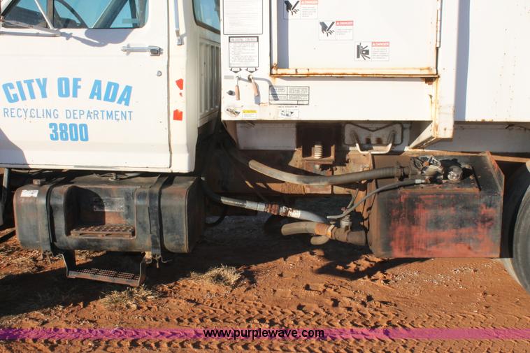 image for item H8036 1991 Ford F800 refuse truck