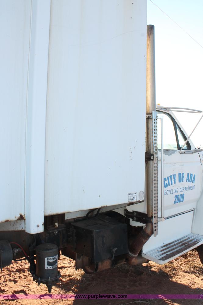 image for item H8036 1991 Ford F800 refuse truck