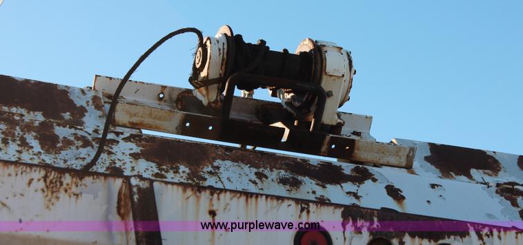 image for item H8036 1991 Ford F800 refuse truck