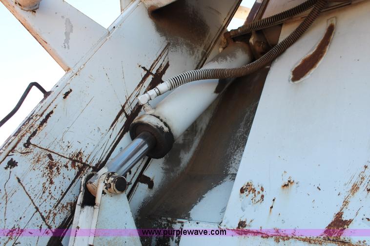 image for item H8036 1991 Ford F800 refuse truck