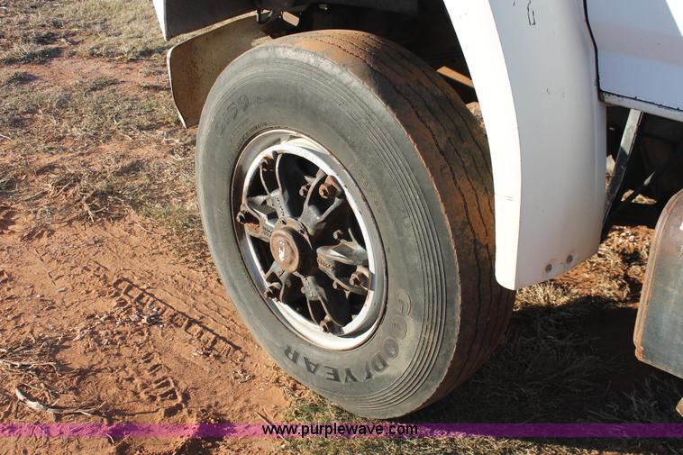 image for item H8036 1991 Ford F800 refuse truck