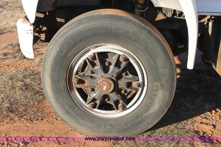 image for item H8036 1991 Ford F800 refuse truck