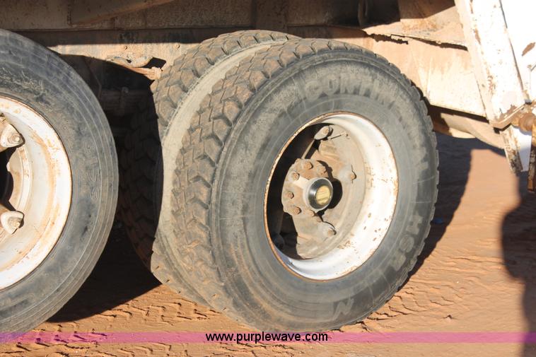 image for item H8036 1991 Ford F800 refuse truck