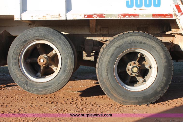 image for item H8036 1991 Ford F800 refuse truck