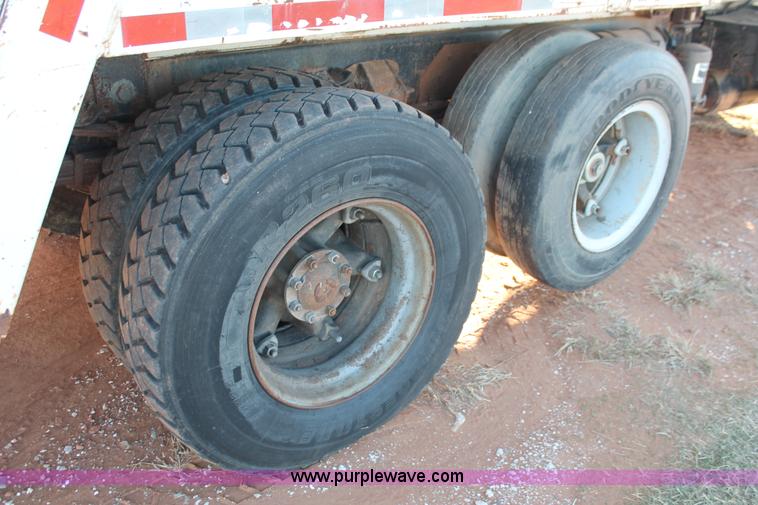 image for item H8036 1991 Ford F800 refuse truck