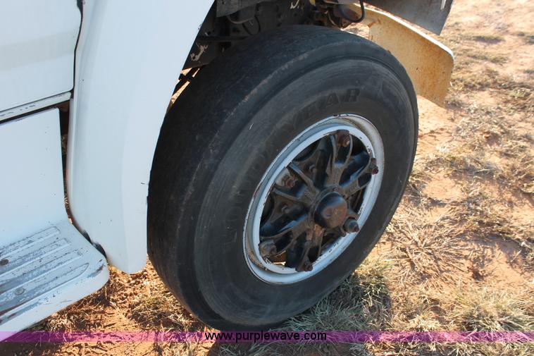 image for item H8036 1991 Ford F800 refuse truck